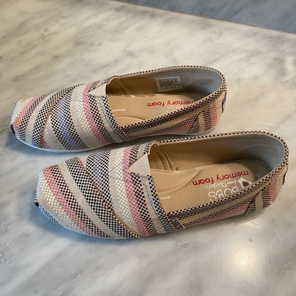 NEW Bob’s by Sketchers Slip-on Sneaker - Women’s size 6 - Picture 2 of 4